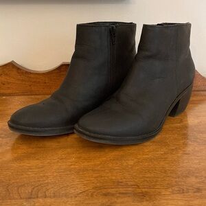Naturalizer Black Ankle Boots size 6M